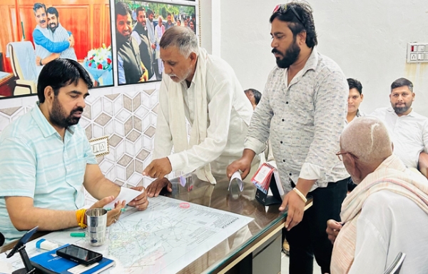 सोनीपत: लोगों की समस्याएं सुनते विधायक पवन खरखौदा