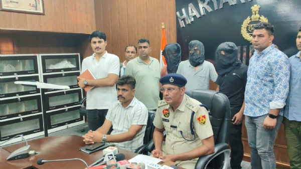 पुलिस गिरफ्त में आरोपित।