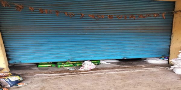 तीन दुकानों का ताला तोड़ हजारों के सामान की चोरी