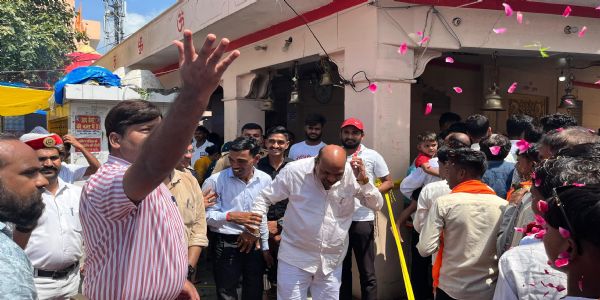 छोटी काशी में उमड़ा शिवभक्तों का सैलाब, पुष्पवर्षा से स्वागत