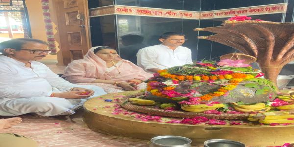 मेयर किरण जैसल ने किया तिलभांडेश्वर महादेव मंदिर में जलाभिषेक