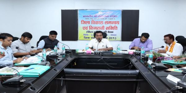 प्रतिबद्धता के साथ योजनाओं का लाभ अंतिम व्यक्ति तक पहुंचाने करें कार्य-सांसद राधेश्याम राठिया
