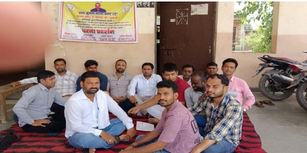 उपजिलाधिकारी को मांगों काे लेकर लेखपाल व चकबन्दी विभाग कर्मियों ने सौंपा ज्ञापन