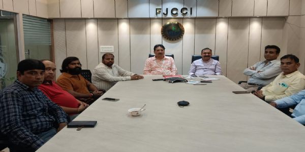 निगम बढाए गए होर्डिंग शुल्क को ले वापस : चेंबर