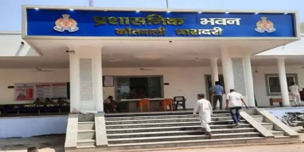 तीन मंजिला इमारत से गिरकर मजदूर की मौत, ठेकेदार और मकान मालिक पर हत्या का आरोप