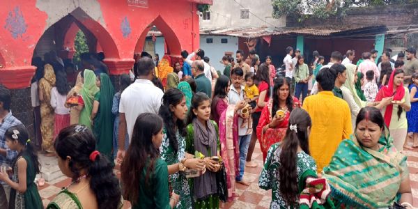 सावन की पहली सोमवारी को शिवलिंग पर जलाभिषेक के लिए शिव भक्तों की उमड़ी भीड़