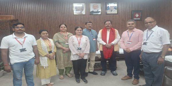व्यास पूजन के उपलक्ष्य में कुलगुरु का सम्मान किया गया