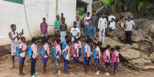 उत्क्रमित प्राथमिक विद्यालय हांडू के शिक्षक बच्चों से कराते हैं काम, जड़ा ताला
