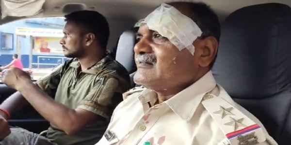 पुलिस की सभा में पानी मांगने पर एजेंसी कर्मी ने दारोगा का सिर फोड़ा,सदर अस्पताल में भर्ती