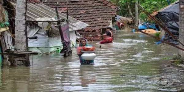 लगातार बारिश और डीवीसी द्वारा जल छोड़े जाने से पश्चिम बंगाल के कई जिलों में बाढ़ का खतरा, प्रशासन सतर्क