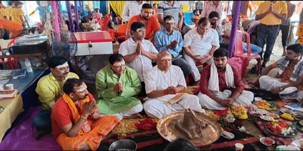 विधायक सरयू राय ने तारापुर में कराया रुद्राभिषेक