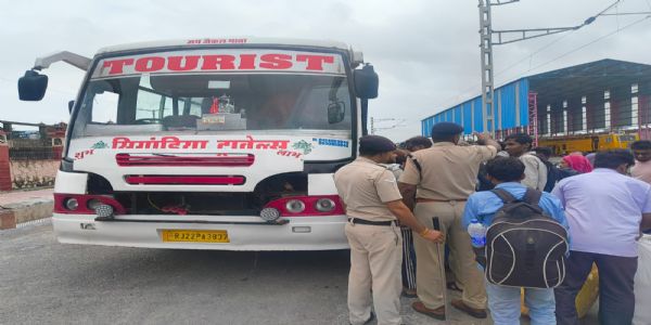 जलभराव के कारण रेल यातायात प्रभावित, यात्रियों के लिए विशेष प्रबंध