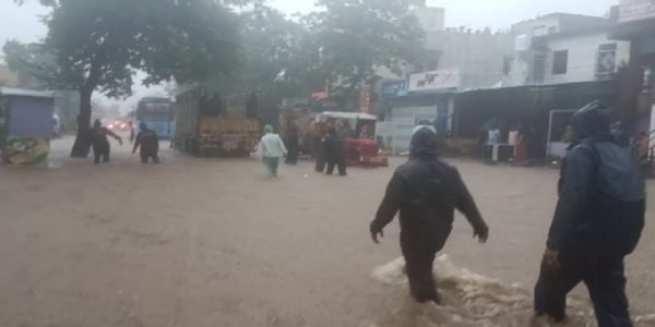 रावतभाटा में जम कर बरसे बादल, घरों में घुसा पानी, नाले में बहे किशोर का डेढ़ किलोमीटर दूर मिला शव