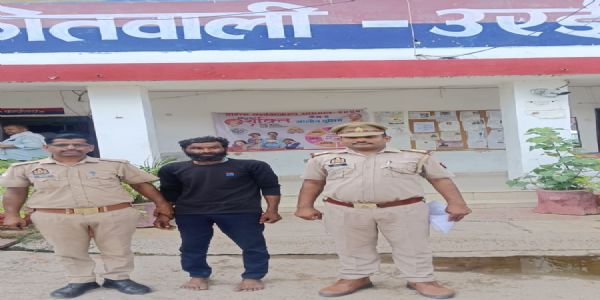 पुलिस ने आर्म्स एक्ट फरार आरोपी काे गिरफ्तार किया
