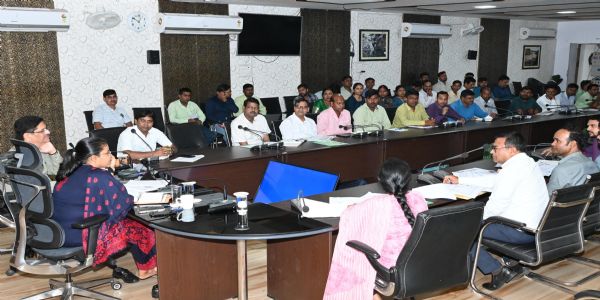 उपायुक्त ने की कई विभागों के कार्यों की समीक्षा