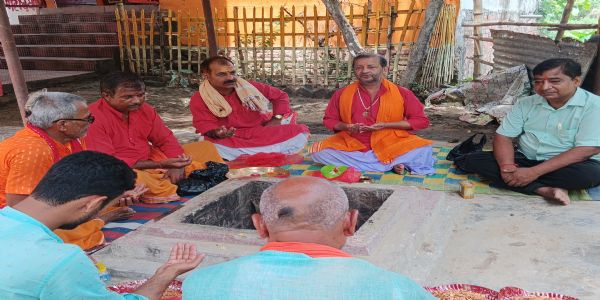पेयजल संकट व वर्षा होने के लिए भेलाही के रामजानकी मंदिर में हुआ हवन-पूजन