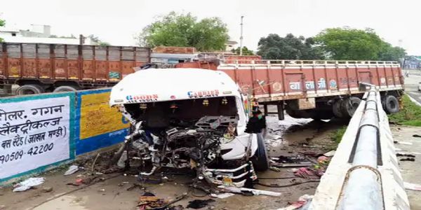 जाखल में ओवरब्रिज के डिवाइडर से टकराकर पलटा ट्रक, कटर से काटकर बाहर निकाला चालक