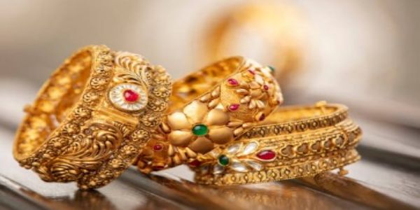 सर्राफा बाजार में चमका सोना, चांदी में बदलाव नहीं