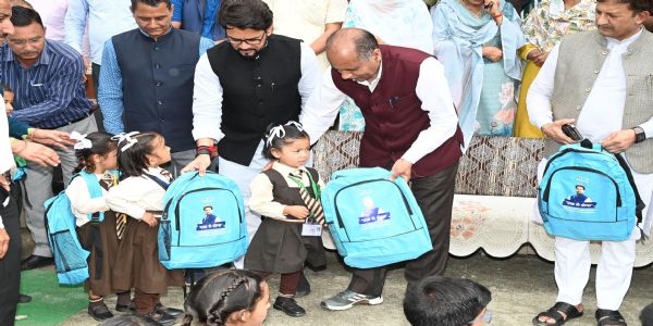 बैग, पठन व राहत सामग्री से स्कूली बच्चों की शिक्षा में नहीं आएगी कोई बाधा: अनुराग सिंह ठाकुर