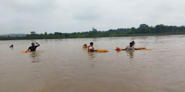 वृद्ध ने दामोदर नदी में लगायी छलांग