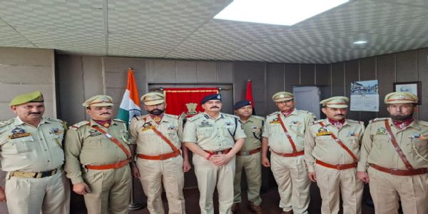 एसएसपी सांबा ने नव पदोन्नत सहायक उपनिरीक्षकों को पद प्रदान किया