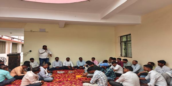 हापुड़ में लेखपाल की मौत के विरोध पर कार्य दिवस का बहिष्कार कर लेखपालों ने किया धरना प्रदर्शन