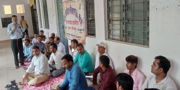 हापुड़ प्रकरण के विरोध में लेखपालों का धरना-प्रदर्शन, मुख्यमंत्री को सौंपा गया ज्ञापन