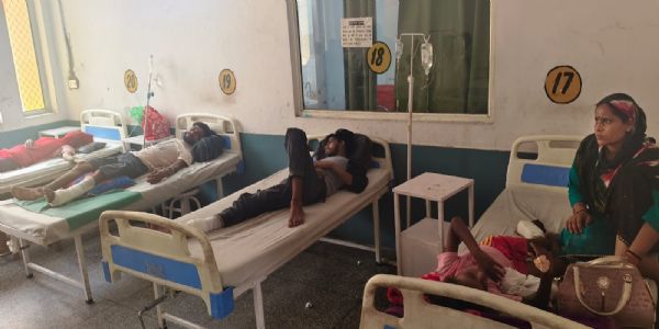 डीसीएम पेड़ से टकराई, हादसे में 15 कांवड़िए घायल