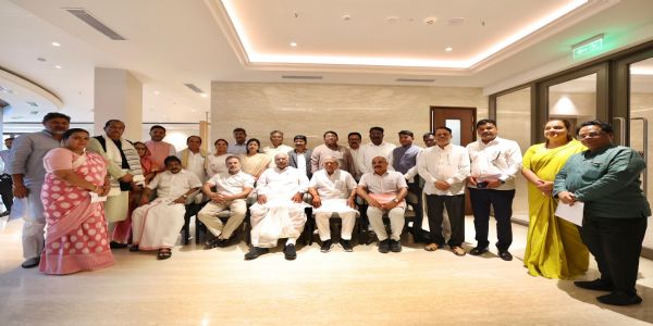 खडगे और राहुल से मिले पार्टी प्रभारी और मंत्री, विकास कार्यों की दी जानकारी