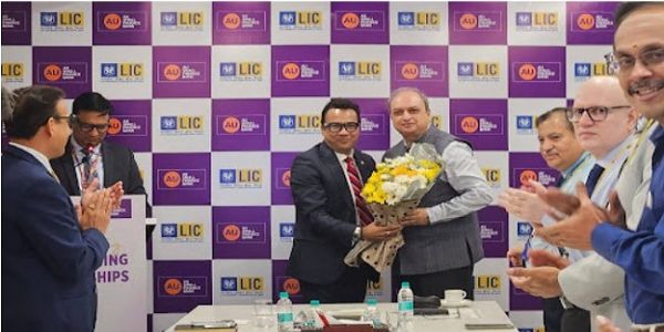 एलआईसी ने बैंक एश्योरेंस के लिए एयू स्मॉल फाइनेंस बैंक के साथ किया समझौता