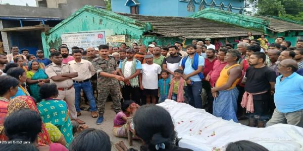 युवक की मौत के बाद मुआवजे को लेकर सड़क जाम