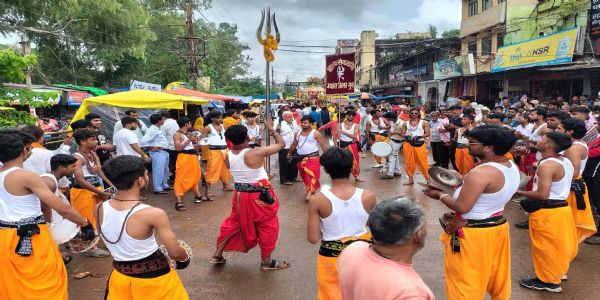 सावन के पहले सोमवार पर बम-बम भोले से गूंजे शिवालय