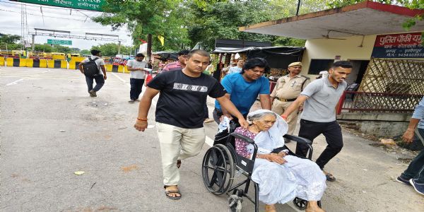 व्हीलचेयर के सहारे पार किया पुल, इलाज के दौरान मौत