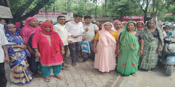 राशन दुकानदार की शिकायत करने कलेक्ट्रेट पहुंचीं महिलाएं