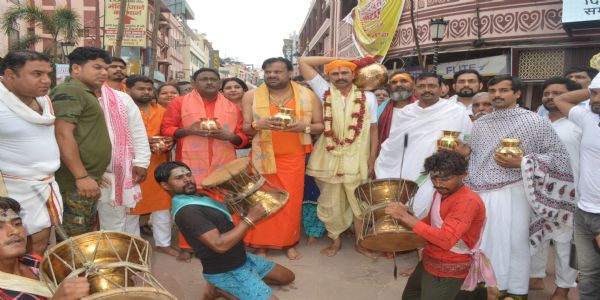 सावन के पहले सोमवार यादव बंधुओं ने श्री काशी विश्वनाथ का जलाभिषेक किया