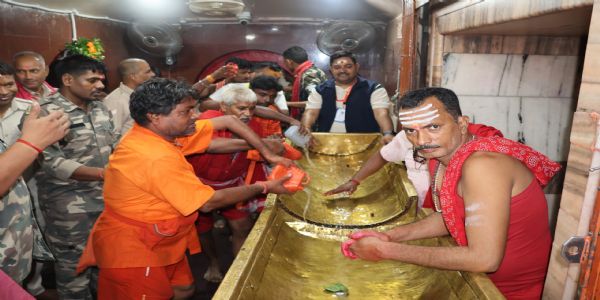 झारखंड के बासुकीनाथ धाम में दिखा आस्था और श्रद्धा का अद्भुत संगम, एक लाख से अधिक श्रद्धालुओं ने किया जलाभिषेक