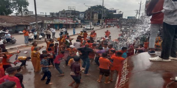 सावन सोमवार पर कृत्रिम वर्षा पर झूमे शिवभक्त
