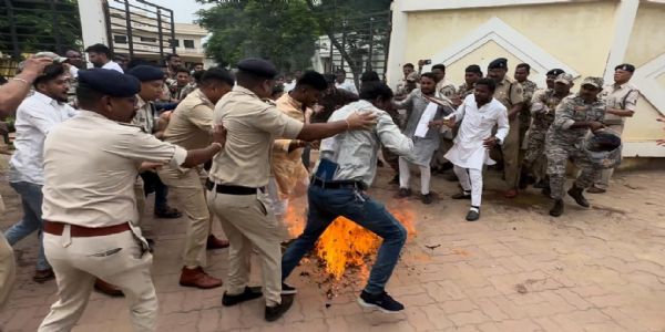एनएसयूआई कार्यकर्ताओं ने राज्‍य सरकार के ख‍िलाफ खोला माेर्चा, पुलिस के साथ हुई झूमा-झटकी