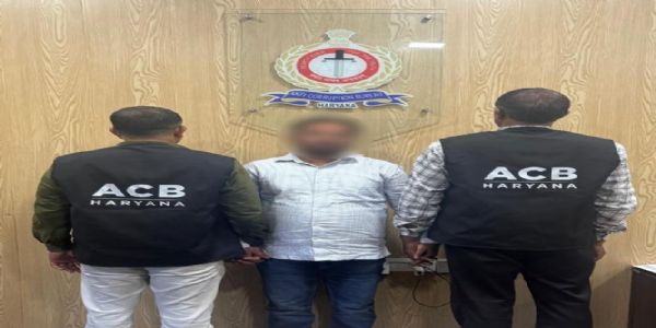 मार्किट कमेटी पलवल का नीलामी क्लर्क 1.30 लाख रुपये की रिश्वत लेते रंगे हाथ गिरफ्तार