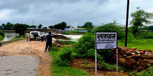 धौलपुर में बामनी नदी उफान पर,रपट पर दो बहे