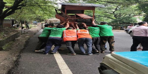 प्रशासन ने शिक्षण संस्थानों के पास 15 अवैध दुकानों को किया जब्‍त