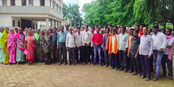 अतिक्रमणकारियों से पूरा गांव परेशान, ग्रामीणों की भीड़ पहुंची कलेक्ट्रेट