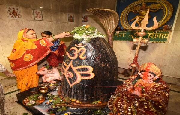 श्रावण मास की पहली सोमवारी को महादेव का जलाभिषेक करते श्रद्धालुगण