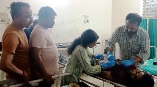 चिकित्सालय में नीरज का उपचार करते चिकित्सा कर्मी।