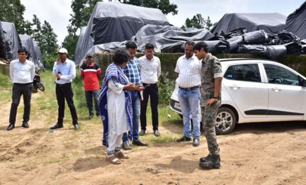 कलेक्टर ने धान संग्रहण केंद्र पंहुचकर शीघ्र उठाव के दिए निर्देश