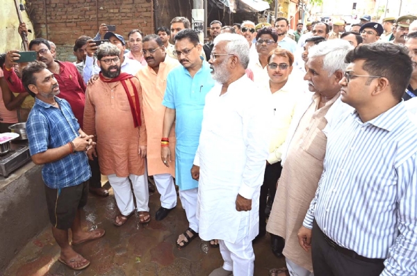 बाढ़ प्रभावित क्षेत्रों का मंत्री स्वतंत्र देव सिंह ने किया भ्रमण, जाना बाढ़ पीड़ितों का हाल