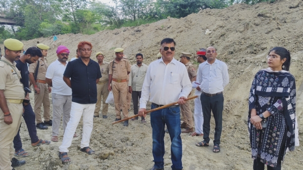 पीली नदी की सफाई का निरक्षण करते हुए जिलाधिकारी डॉ दिनेश चंद्र सिंह