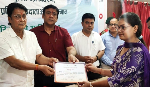 कानपुर में कौशल विकास मिशन के अंतर्गत सेवायोजित किए गए श्रेष्ठ लाभार्थियों को कौशल यूथ आइकॉन सम्मान से सम्मानित किया गया का छायाचित्र