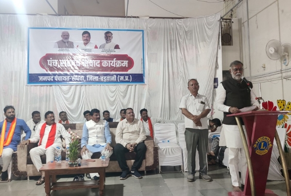 मंत्री पटेल ने किया पंच-सरपंच से संवाद