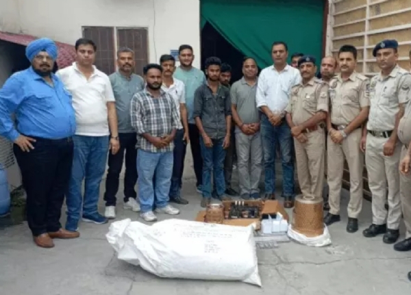 दवाइयों की खेप के साथ पुलिस और ड्रग टीम।